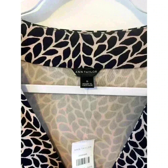 NWT Ann Taylor Navy/Tan Print long Sleeve Stretch Knit V-Neck Wrap Dress size 2 - Picture 2 of 5